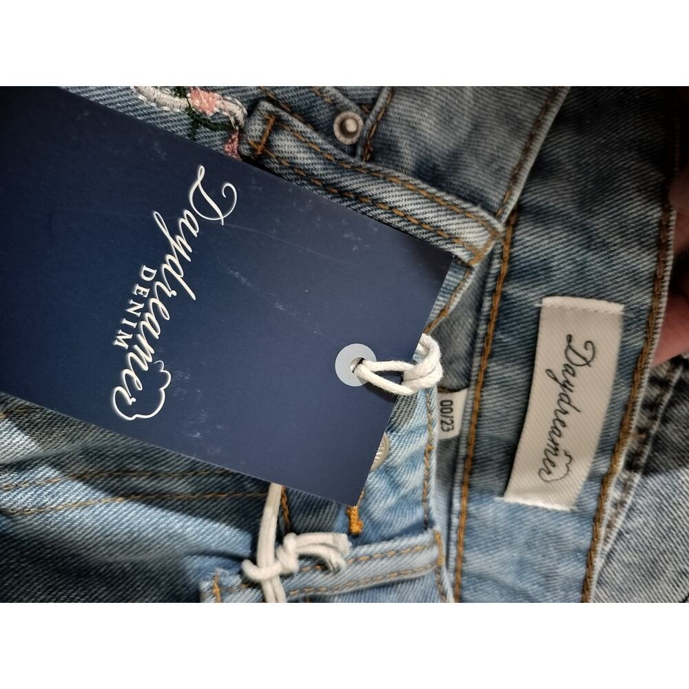 6014)Daydreamer Lightwash Denim Butterfly Rhinestone Jean Shorts Sz 00-23 Waist - Picture 6 of 7